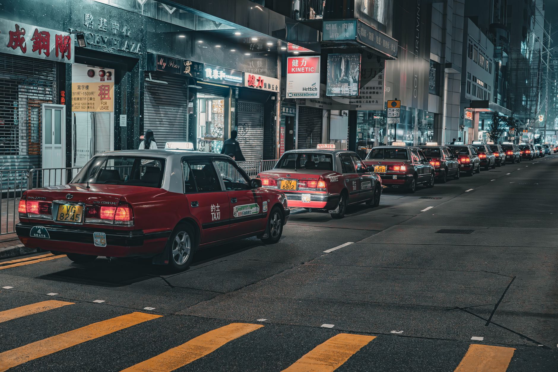 Avantajele și dezavantajele inchirierii auto vs taxi si uber