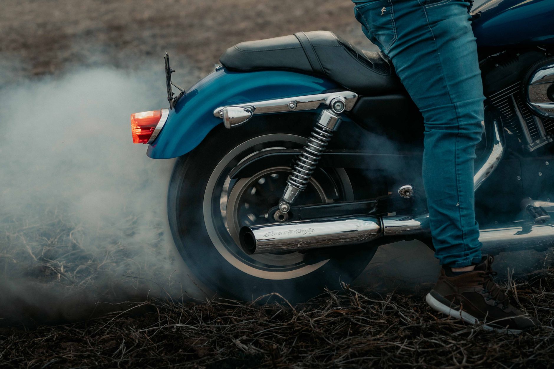 Cum să efectuezi corect manevrele de depășire și schimbare a direcției de mers? Rolul oglinzilor moto