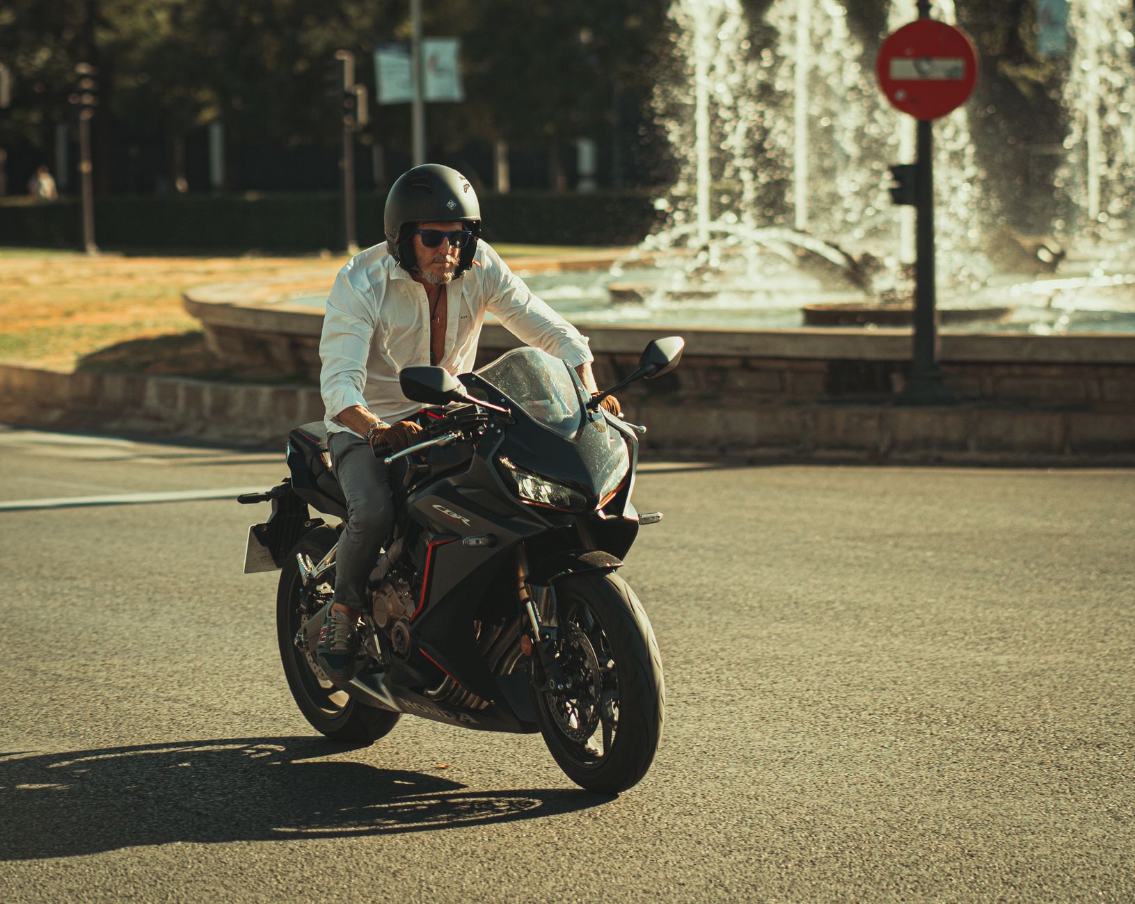 Lanțul de motocicletă este unul dintre cele mai importante elemente ale sistemului de transmisie, transferând puterea de la motor la roata din spate. Pentru a-i asigura durabilitatea și funcționarea optimă, este esențial să fie curățat și lubrifiat în mod regulat. În acest articol, vom discuta detaliat despre cum să îngrijești corect lanțul motocicletei tale, cu un accent deosebit pe produsele marca DID și lubrifianții Motul.