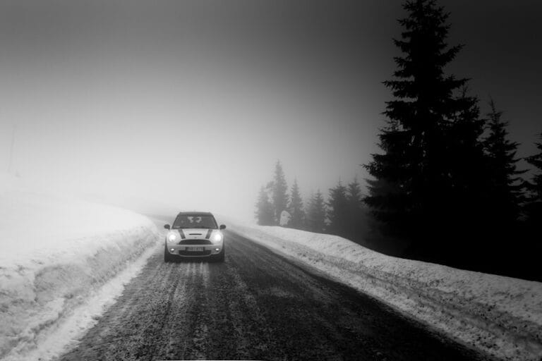 Photo "The art of driving on snowy roads: Winter tips"