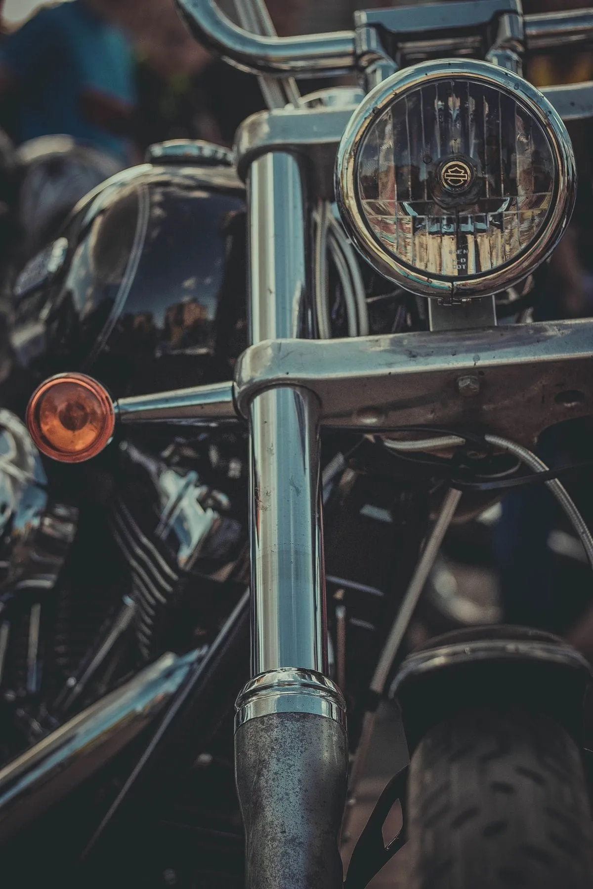 Motocicletă de tură pregătită pentru drum pe o șosea de munte din Ardeal