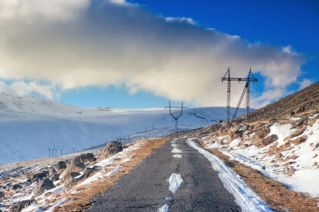 Photo winter driving hill roads safety
