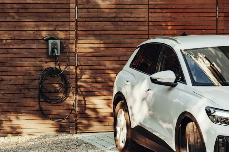 Tot ce trebuie să știi despre încărcarea mașinilor electrice în călătorii Photo electric car charging travel tips